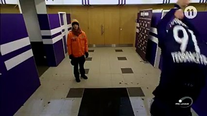 Expulsé, il met un coup de tête à une porte