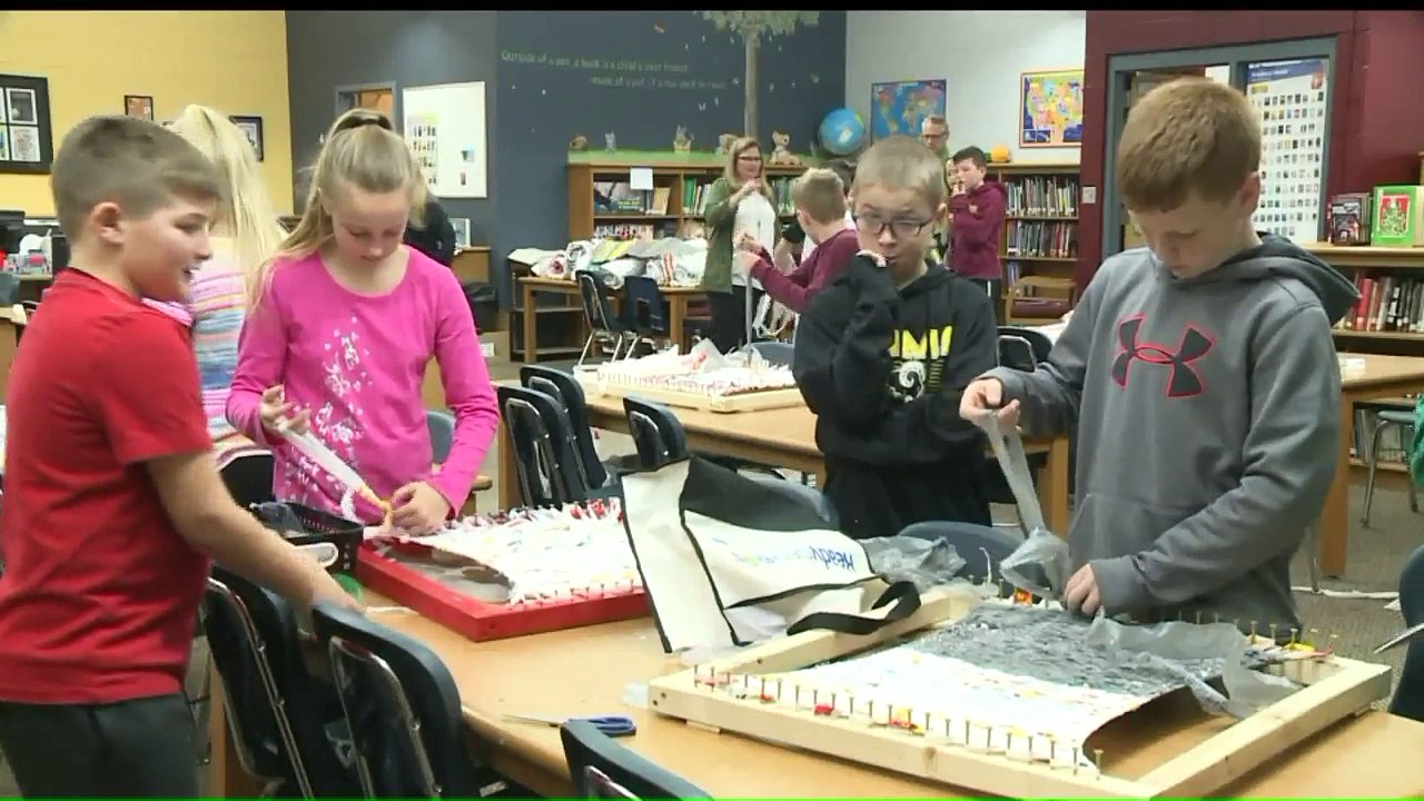 Students Create Mats Out of Grocery Bags to Cut Down on Pollution, Help Out Homeless