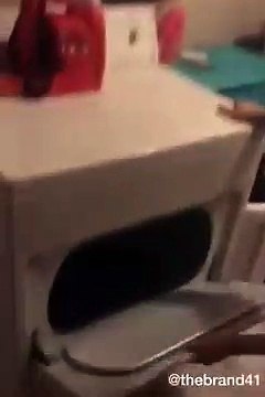 Surpris que sa copine rentre à la maison_ il cache sa maîtresse dans le sèche