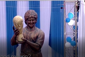 தன் சிலையைத் தானே திறந்து வைத்த தானைத் தலைவன் மாரடோனா..வீடியோ