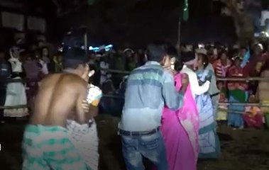 தம்பதிகளுக்கான முத்த போட்டி நடத்திய எம்.எல்.ஏ.: வைரல் வீடியோ