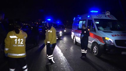 Zeytinburnu'nda servis aracı otobüse çarptı: 8 yaralı