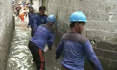 Petugas Perbaiki Tanggul Jebol, Penyebab Banjir Jatipadang