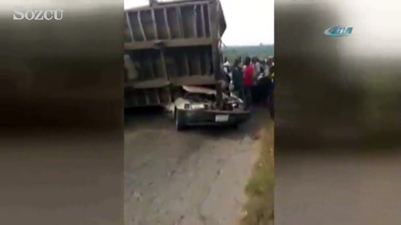 Kağıt gibi ezilen otomobilden sağ salim çıktılar