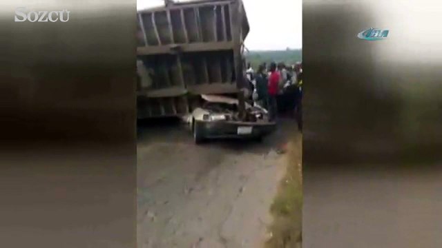 Kağıt gibi ezilen otomobilden sağ salim çıktılar