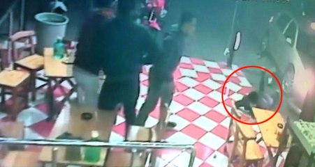 Kokoreç Bekleyen Gencin Üzerine Trafik Lambası Devrildi