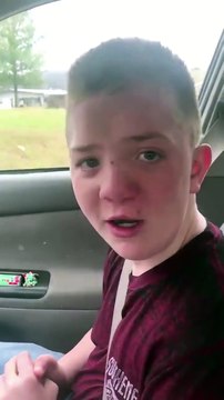 Découvrez la vidéo d'un collégien harcelé au collège qui bouleverse toute l'Amérique et reçoit le soutien nombreuses sta