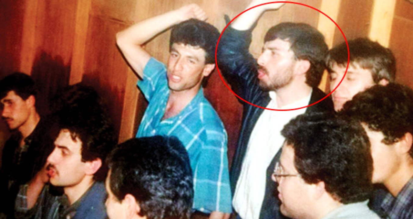 Ahmet Hakan'ın 30 Yıl Önce İsrail Aleyhinde Slogan Atarken Fotoğrafı Çıktı