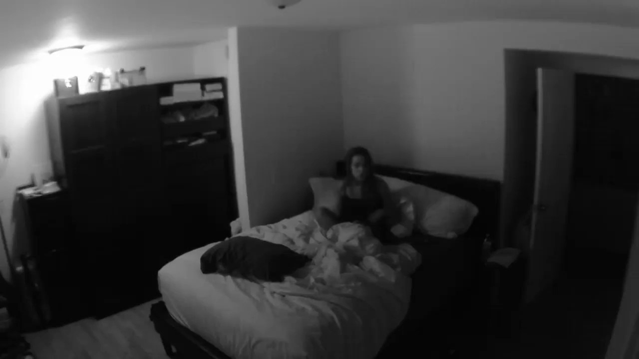 Réveillée à cause de mystérieux bruits dans sa chambre cette fille va vivre un cauchemar! Phénomènes paranormaux terrifiants