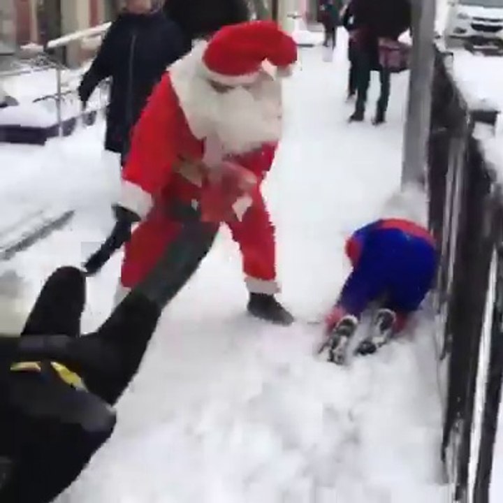 Batman est plus fort que superman, mais le boss c'est le père noel.. Si si