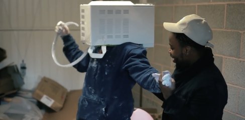 Il échappe à la mort en plaçant sa tête dans un micro onde rempli de ciment pour une blague