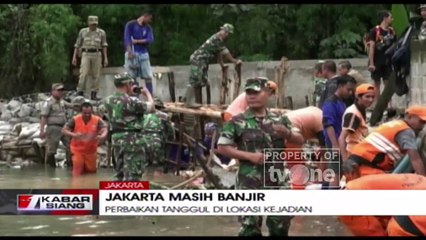 Petugas Masih Perbaiki Tanggul Jebol di Jati Padang