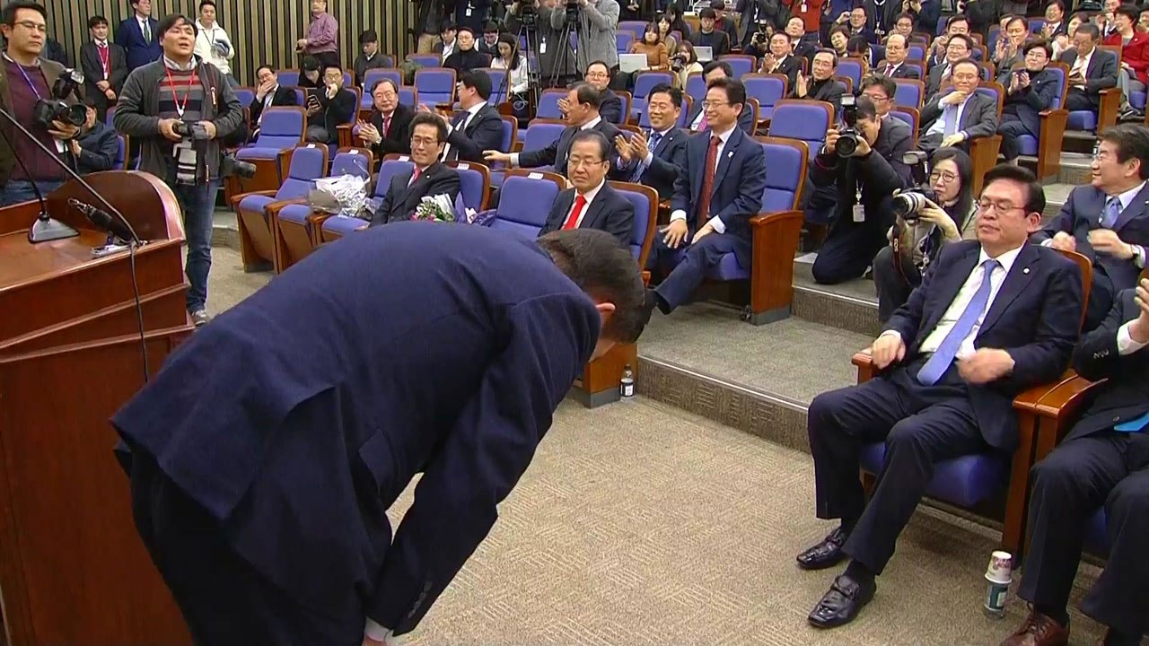 [현장영상] "잘 하겠습니다" 고개 숙인 한국당 신임 원내대표 김성태 / YTN