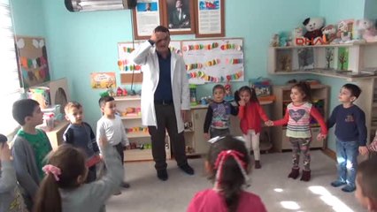 Samsun Anaokulunda Bir Baba Öğretmen
