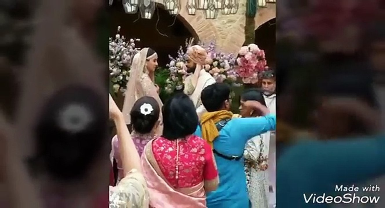 Anusha Sharma and Virat kohli tied the knot finally