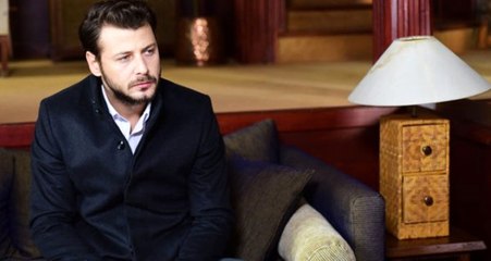 Kanatsız Kuşlar'ın Onur'u Ümit İbrahim Kantarcılar, Yönetmenin Ölüm Haberini Sahnede Aldı