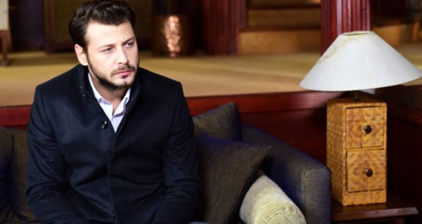 Kanatsız Kuşlar'ın Onur'u Ümit İbrahim Kantarcılar, Yönetmenin Ölüm Haberini Sahnede Aldı