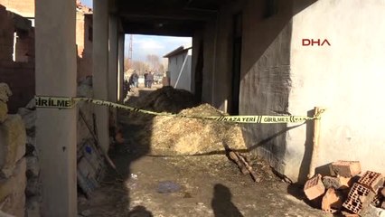 Afyonkarahisar Yanan Samanlıkta Direğe Bağlanmış Erkek Cesedi Bulundu