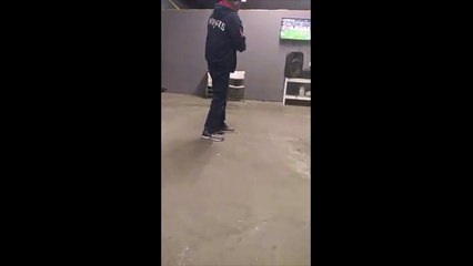 Furieux de voir son équipe rater un penalty, il détruite sa télévision avec un marteau !