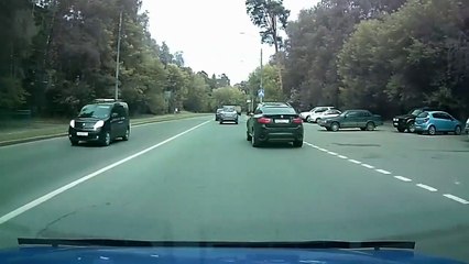 Un conducteur impatient force le passage et se fait punir (Russie)