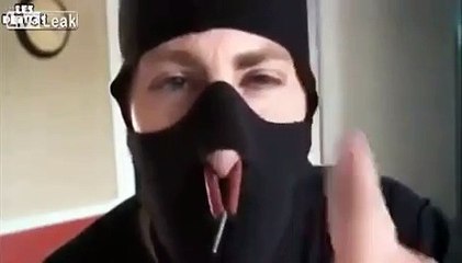 Ce débile se met un petard dans chaque narine et va le regretter