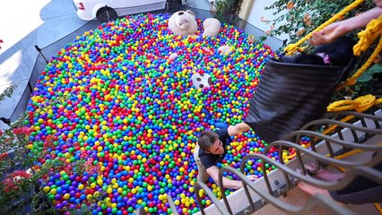 24HR CHALLENGE IN TRAMPOLINE BALL PIT (160,000 BALLS)