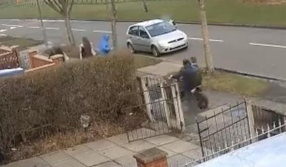 Kaldırımda giden motosiklet yayaların arasına daldı