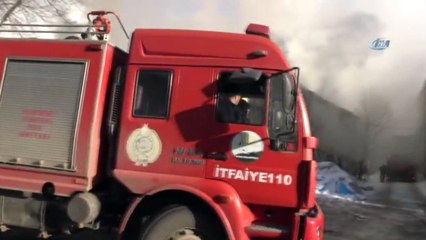 Kars’ta, Metruk Bina Ateşe Verildi
