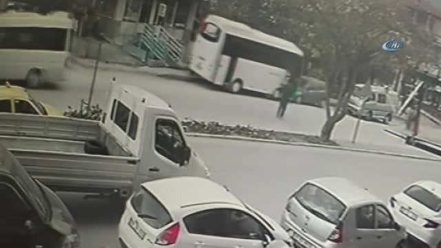 Direksiyon Başında Kalp Krizi Geçiren Şoför Ters Yöne Girdi...kaza Anı Kamerada