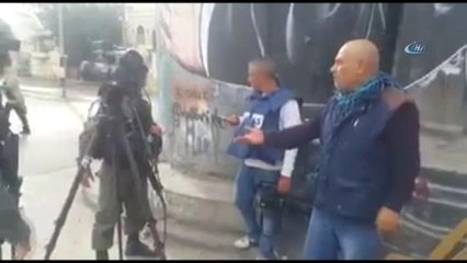 İsrail Askerleri Filistinli Gazeteciyi Gözaltına Aldı