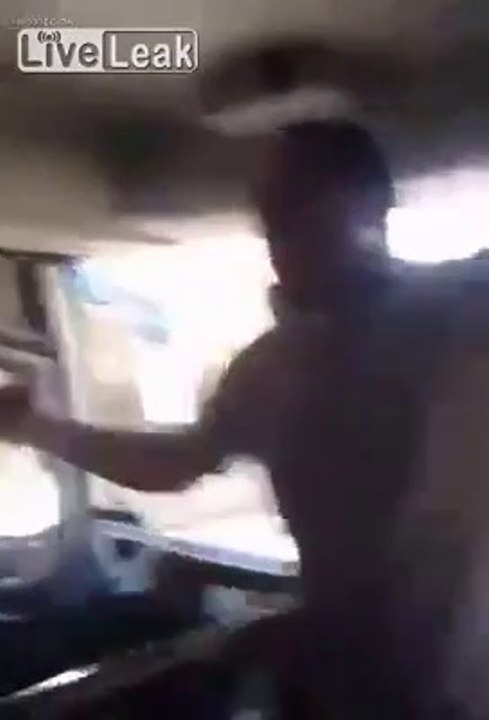 Ce conducteur de bus est debout alors que son bus continue de rouler sans chauffeur...