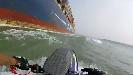 Ce débile en jet ski passe trop près d'un cargo et évite la catastrophe de peu