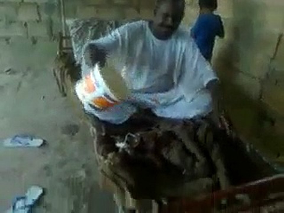 الحل الوحيد الذي يعالج به السودانيون مشكلة الحر في الصيف