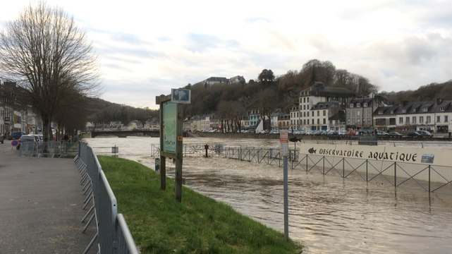 L’Aulne à fleur de route à l’écluse du centre-ville