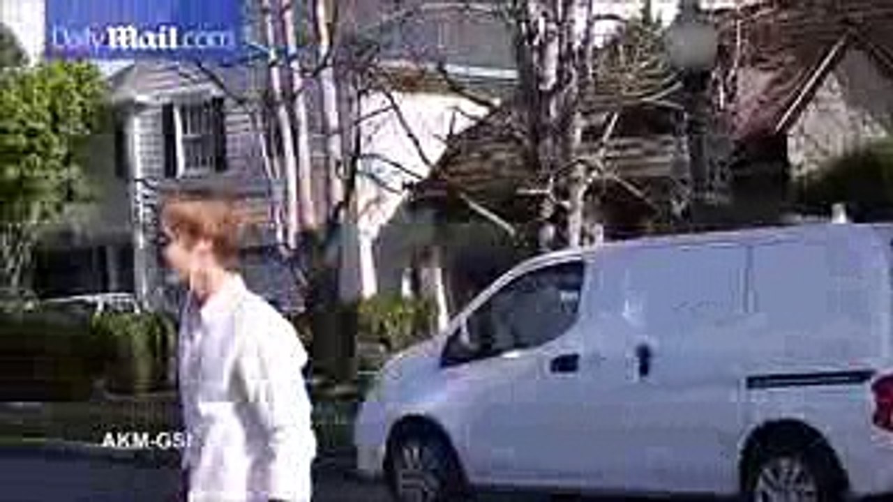 Justin Bieber spotted in the street of los angeles