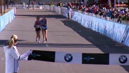 Download Video: Une femme gagne le marathon de Dallas grâce à l'aide d'une autre coureuse (vidéo)