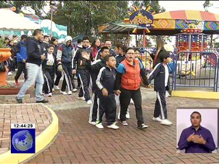 Скачать видео: Agasajo navideño a niños con discapacitados en Quito