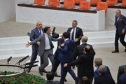 Mecliste Hakaret Tartışması! AK Parti'li Vekillerle CHP'li Vekiller Birbirlerinin Üstüne Yürüdü
