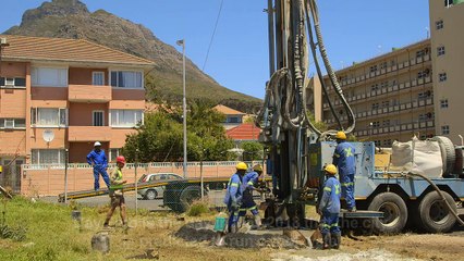 下载视频: Drought-stricken Cape Town drills for water as Day Zero looms