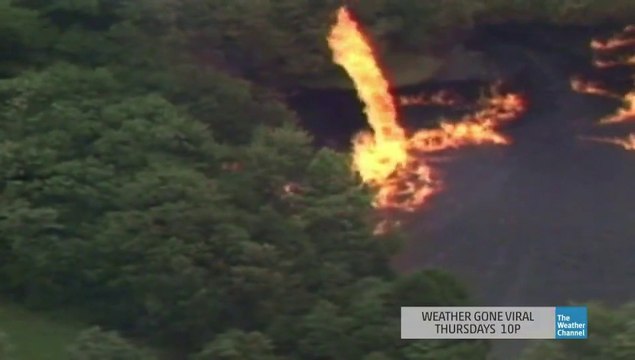 Une Tornade de feu se forme pendant l'incendie d'une usine de Whisky frappé par la foudre.