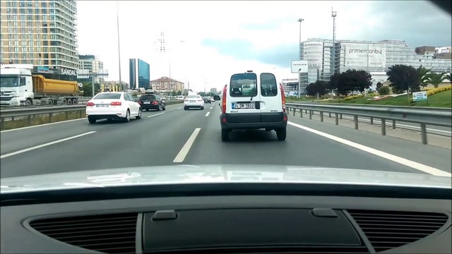 Ce chauffard roule à toute vitesse en plein traffic et risque sa vie