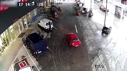 Des employés bloquent des braqueurs avec des chariots élévateurs !