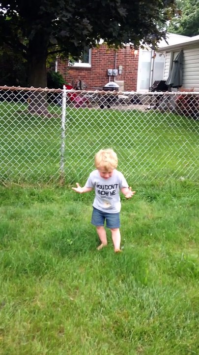 Ce pauvre petit a marché là où il ne fallait pas et ne s'en remet pas
