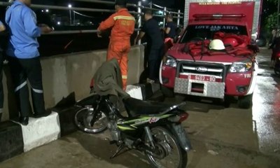 Hendak Ambil Bola, Bocah Terseret Arus Ciliwung