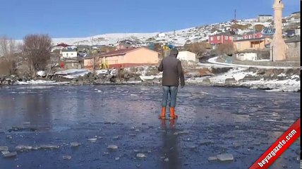 Buzla kaplanan Çıldır Gölü büyülüyor