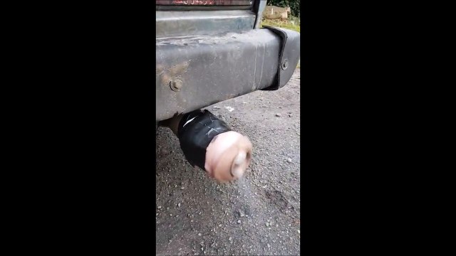 L'idée de génie, regardez ce qu'il met au bout de son pot d'échappement... Tellement drole