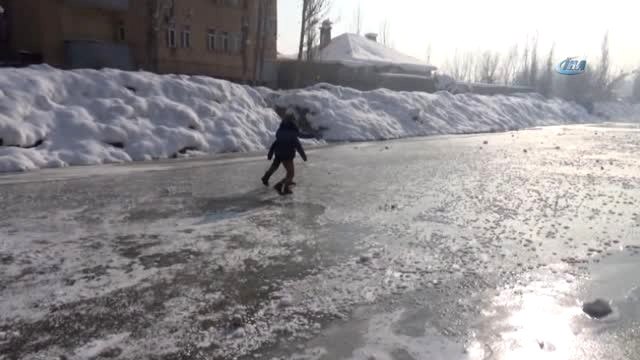 Yüksekova Deresi Çocukların Kayak Pisti Oldu