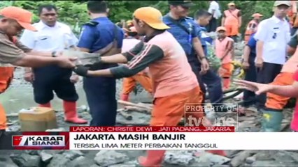 Petugas dan Warga Berupaya Memperbaiki Tanggul Jebol di Jati Padang