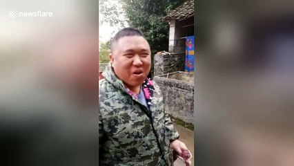 Man eats raw meat fresh from the carcass in southern China