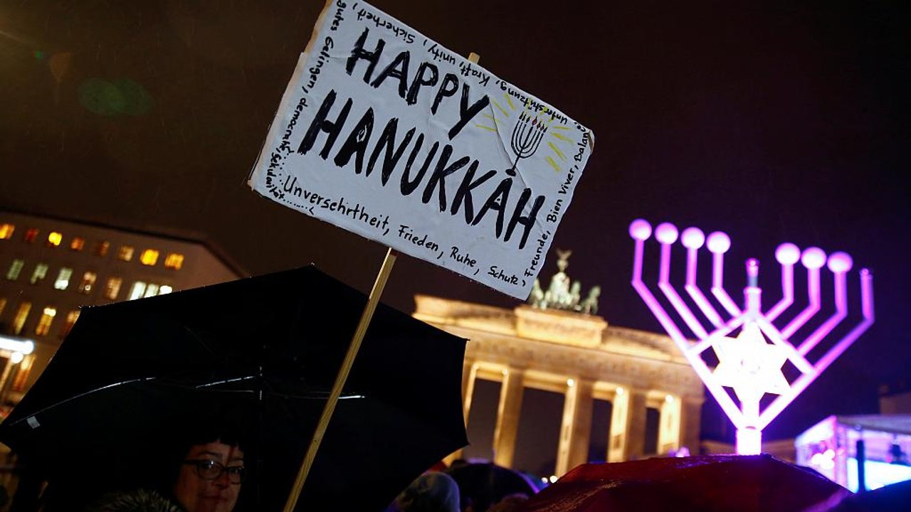 'Licht gegen die Dunkelheit': Chanukka-Leuchter in Berlin entzündet